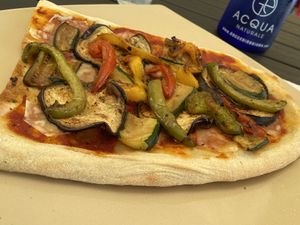 Gemüsepizza aus Sauerteig  at Veganda in Padua