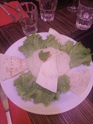 Hummus plate at Veganda in Padua