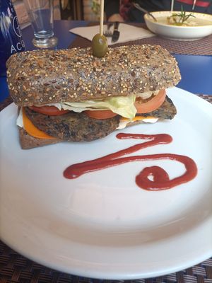 Burger di funghi con formaggio e maionese vegani at Veganda in Padua