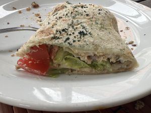 Come al solito ci ricordiamo prima di scofanarci sto ben di Dio e solo dopo di fare le foto. Piada con "tonno"  at Veganda in Padua