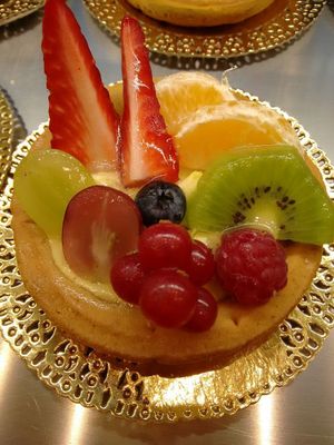 frolla crema pasticcera e frutta fresca at Veganda in Padua