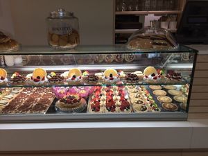 vetrina dolci at Veganda in Padua