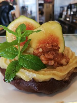 Dolce di stagione con crema di fichi eccezionale.  at Veganda in Padua