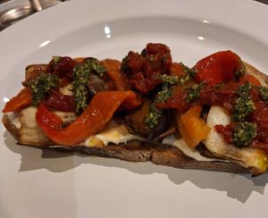 Tartine aux légumes d'été : tomates confites, poivrons rôtis, pesto, tomates marinées, aubergines rôties. at Spigaou Sandwicherie (Sarl Granimets) in Dieulefit