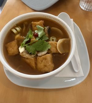 Lemongrass-soup with tofu at Bon Thai - Santa Ponça in Mallorca