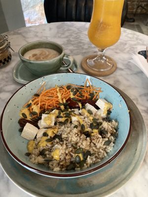 Vegan bowl with mango sauce   at Lula Café   in Madrid