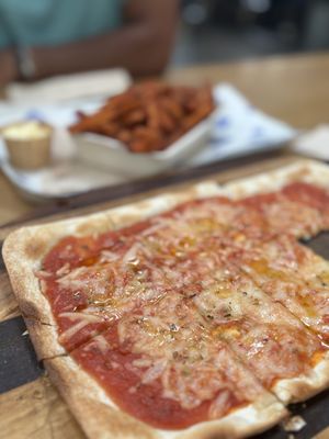 Vegan pizza margaritha  at Foodhall MOUT in Noord-holland