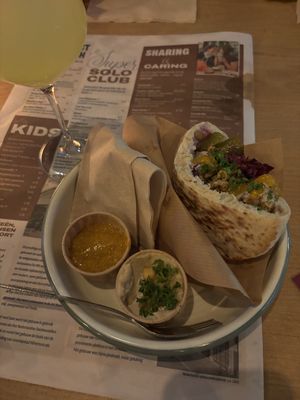 Benny’s halve falafel pita  at Foodhall MOUT in Noord-holland