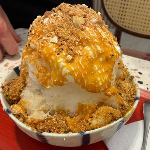 Caramelized nuts & hot mochi shaved ice at 善菓 Own Life in Taipei City