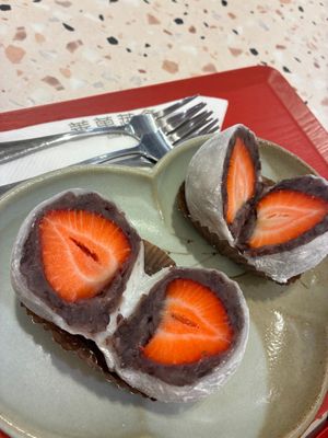 Strawberry daifuku at 善菓 Own Life in Taipei City
