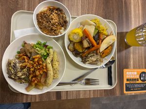 Lunch time at VEGANala 旭穗蔬食 in Taipei