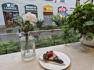 Vegan pie at O:OPS CAFE’ in Lombardia