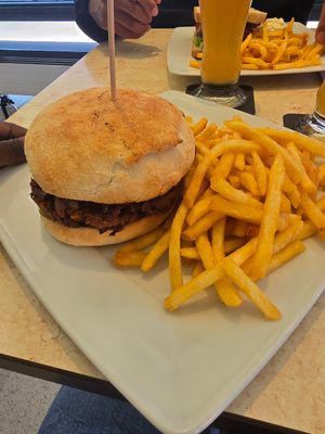 Veggie burger, no cheese, no burger sauce at Caspar David and Co in Bremerhaven