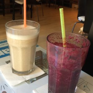 Fruity and heslthy drinks with spelt milk or waterbaded at Chirimoya Healthy Food Station in Fuengirola