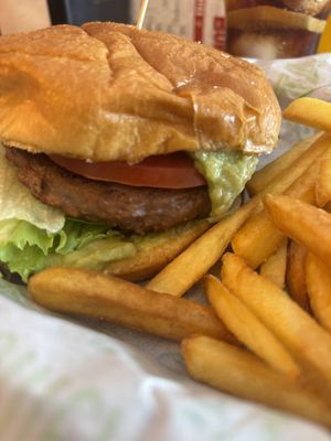 Hamburguesa vegana con guacamole, lechuga, tomate y patatas fritas.  at Quebec Burguer in Cantabria
