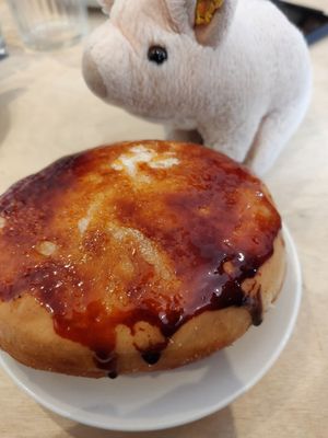 Créame brule with white chocolate inside all vegan tho!!! at Considerit in Edinburgh