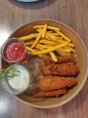 Chicken wings with fries at Mello in Bangkok