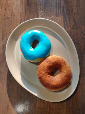 "Cinnamon" and "mello lemon" Donuts at Mello in Bangkok