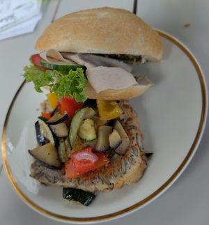 Veganes Putenbrust Brötchen und veganes Dinkelbrot mit gebratenem Gemüse at Café Krümmel in Nordrhein-westfalen