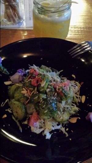 Una delle specialità che cambiano ogni giorno. Un'insalata di cavolini di Bruxelles con mandorle e pompelmo rosa. Davvero ottima! at Soda in Alba