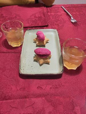Stelle di pasta sfoglia con hummus di barbabietola at La Locanda Del Gusto in Vicenza