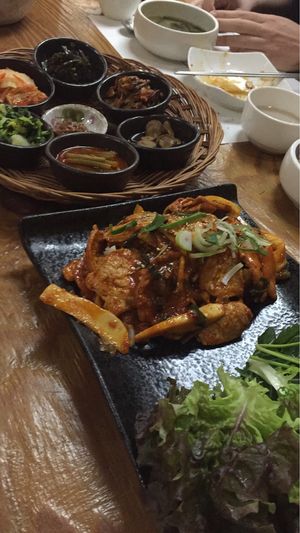 “Bulgogi” wraps and banchan  at Danji - 단지 in Ulsan