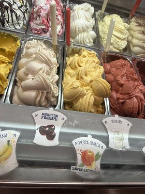 Pesca Gialla is vegan  at Gelateria Cremi in Toscana
