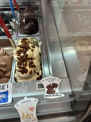 Chocolate flavor (top right! is vegan  at Gelateria Cremi in Toscana