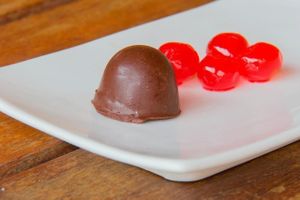 Bombom de cereja com chocolate belga at VeGan-se in Brasilia