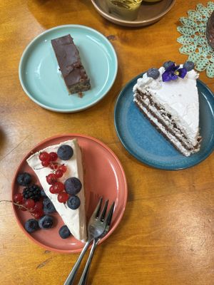 Porkkanakakku, juustokakku ja snickerskakku! 💚  at Kahvila Napero  in Helsinki