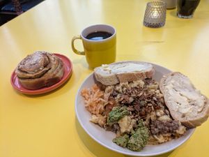 The vegan Mac and cheese with coffee and a cinnamon bun at Kahvila Napero  in Helsinki