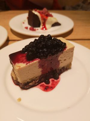 Cheese cake and Gateau au Chocolate at Sincere Garden in Tokyo