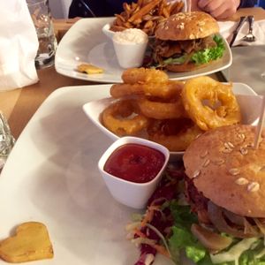 pulled jackfruit and America 'chicken' burger at Bunte Burger Cologne in Cologne