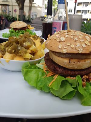 Camembert Burger mit Birne, Walnüssen, Preiselbeeren und Chilli Cheese Fries at Bunte Burger Cologne in Cologne