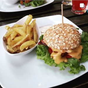 Vegan Chickin burger with cheese sauce.
Garlic (!!) Fries with truffle mayonnaise   at Bunte Burger Cologne in Cologne