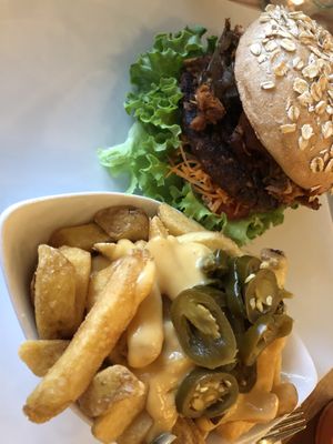 Pulled Jackfruit BBQ Burger & Chili Cheeze Pommes   at Bunte Burger Cologne in Cologne