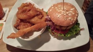 Burger with Onion Rings at Bunte Burger Cologne in Cologne