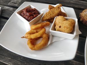 American Tapas with BBQ dip at Bunte Burger Cologne in Cologne