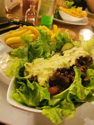 Vöner-Teller mit Pommes und Aioli at Bunte Burger Cologne in Cologne