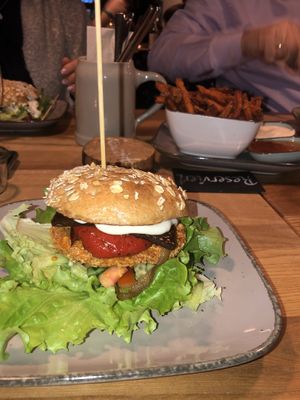  Lecker aber schwer zu essen, zu viel Soße und der Aufbau bzw. die Zutatensettung schwierig.   at Bunte Burger Cologne in Cologne
