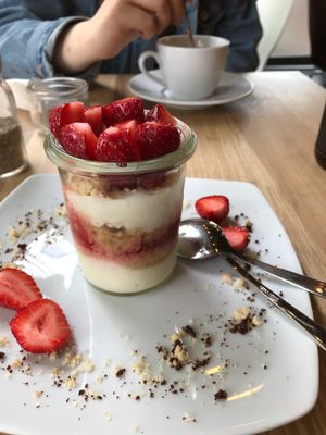 strawberry tiramisu at Bunte Burger Cologne in Cologne