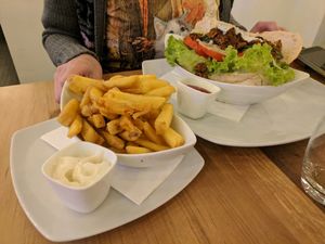 Döner and truffle fries at Bunte Burger Cologne in Cologne