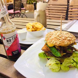 Bob Marley Revival Burger...with garlic fries at Bunte Burger Cologne in Cologne