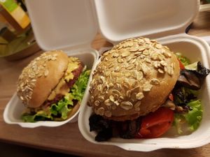 Tex mex (above), and crispy chicken (below) at Bunte Burger Cologne in Cologne