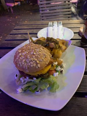 Burger der Special Edition mit Chilli Cheese Pommes at Bunte Burger Cologne in Cologne