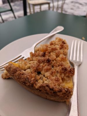 Vegan mango crumble at Zoe Food in Gran Canaria