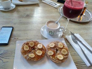 Breakfast / peanut butter bagel + coffee + betroot/ginger/apple smoothie at Zoe Food in Gran Canaria