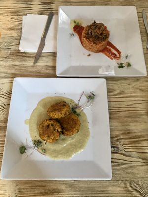 Quinoa guisada y tortitas de verdura en salsa de puerro at Zoe Food in Gran Canaria