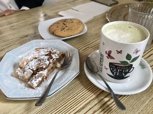 Strudel, cookie y matcha soy latte 💚 at Zoe Food in Gran Canaria