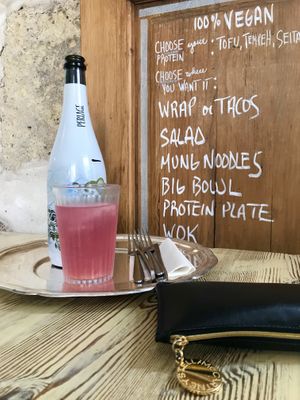 Limonada de cortesía y agua filtrada at Zoe Food in Gran Canaria